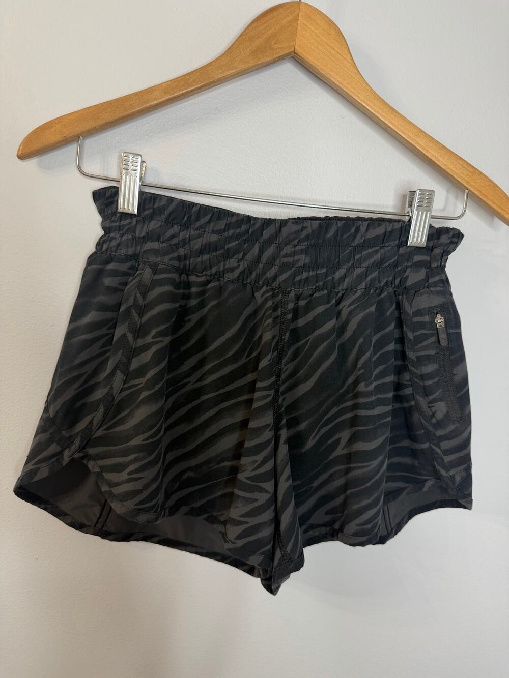 Lululemon Tracker Short Le Tigre Camo Deep Coal Multi Sz 8